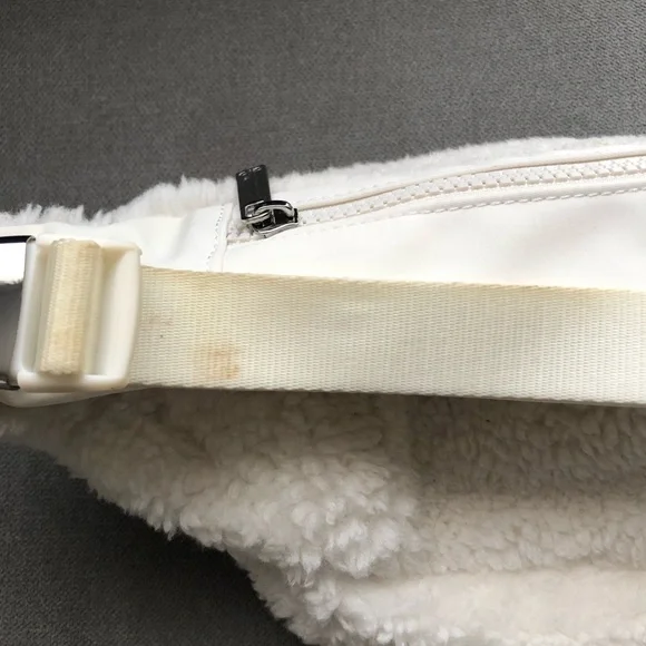 Alo Yoga Sherpa Explorer Fanny Pack Ivory - Picture 7 of 12